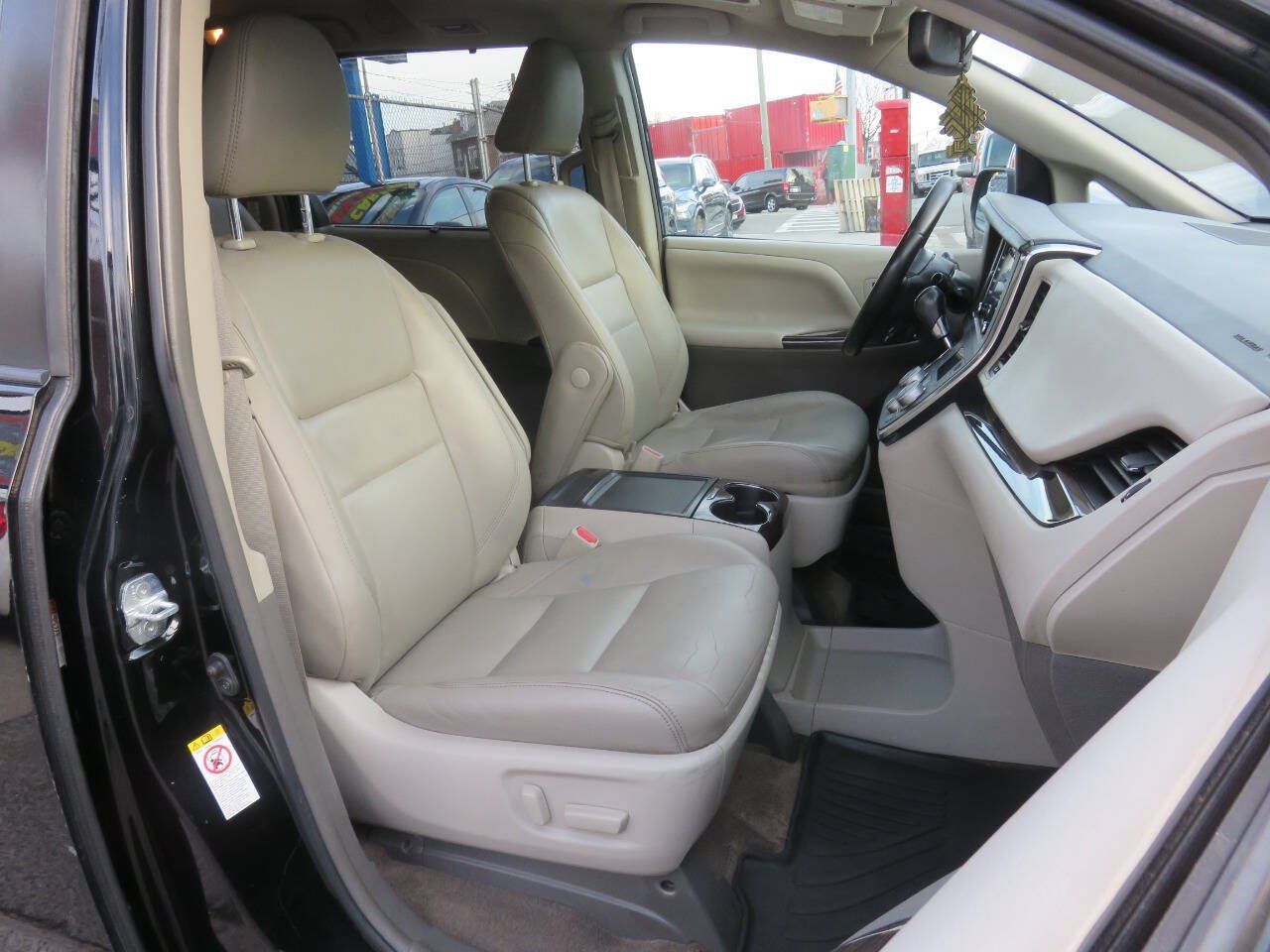 Used 2019 Toyota Sienna XLE FWD image 11