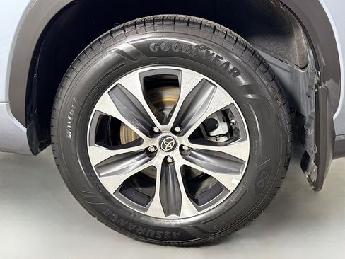 Certified 2023 Toyota Highlander XLE image 31