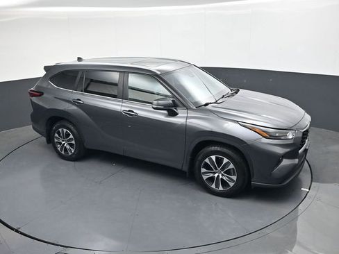 Used 2024 Toyota Highlander XLE image 26