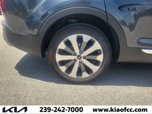 Certified 2022 Kia Telluride EX w/ EX Premium Package FWD image 9