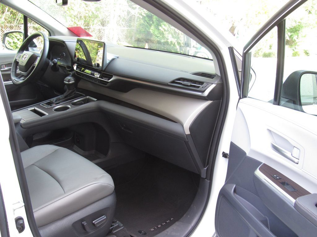Certified 2023 Toyota Sienna XLE FWD image 18