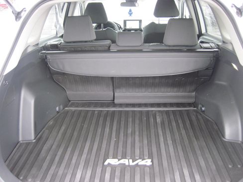Used 2025 Toyota RAV4 XLE AWD/4WD image 6