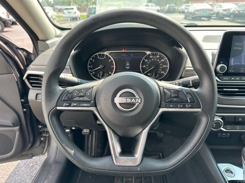 Used 2025 Nissan Altima 2.5 SV FWD image 10