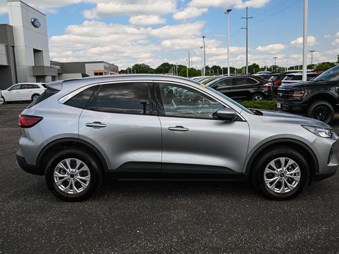 Used 2023 Ford Escape Active w/ Tech Pack #2 AWD/4WD image 3