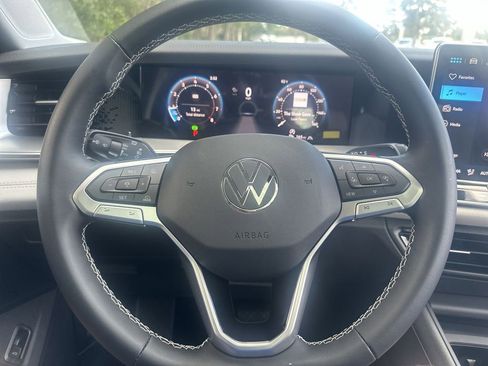 New 2025 Volkswagen Tiguan SE image 14