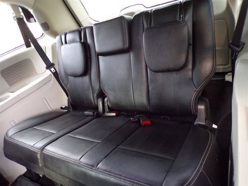 Used 2014 Chrysler Town & Country Touring FWD image 28