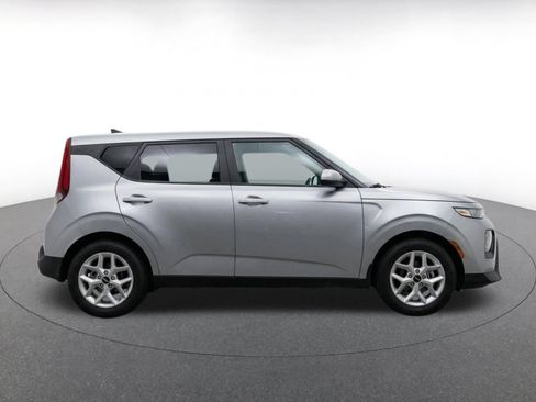 Used 2025 Kia Soul LX w/ LX Technology Package FWD image 9