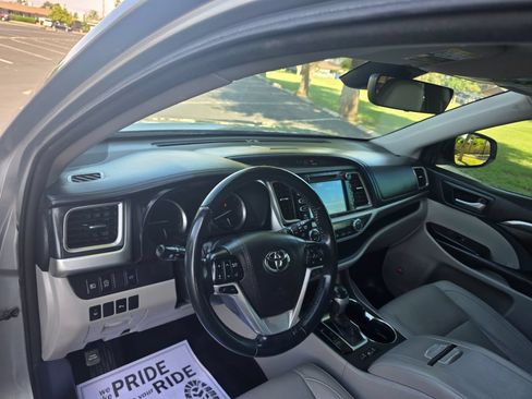 Used 2018 Toyota Highlander Limited w/ Carpet Mat Package (TMS) FWD image 24