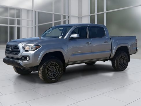 Used 2017 Toyota Tacoma SR5 w/ Tow Package image 3