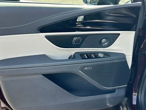 Used 2025 Lincoln Nautilus Reserve image 16