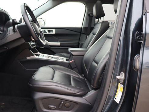 Used 2022 Ford Explorer XLT w/ Equipment Group 202A image 9