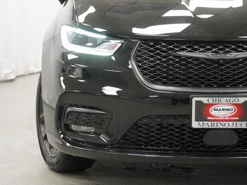 New 2026 Chrysler Pacifica Limited w/ S Appearance Package image 6