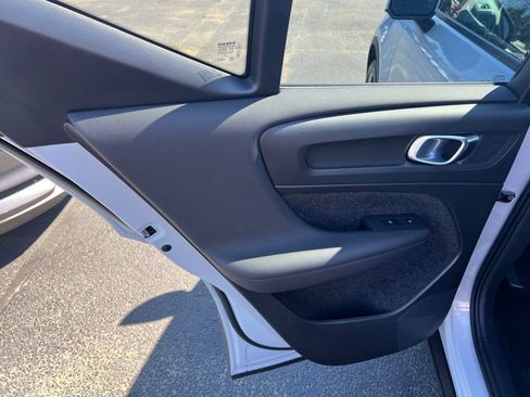 Used 2021 Volvo XC40 T5 Momentum w/ Climate Package AWD/4WD image 14