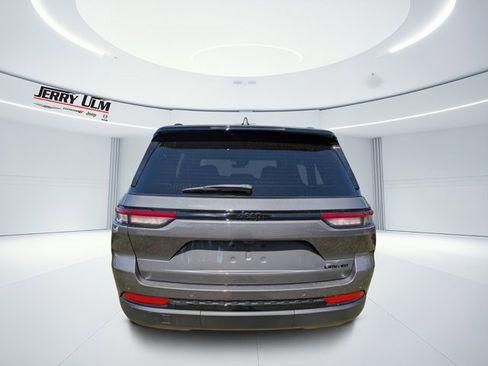 New 2025 Jeep Grand Cherokee Limited w/ Black Appearance Package image 4