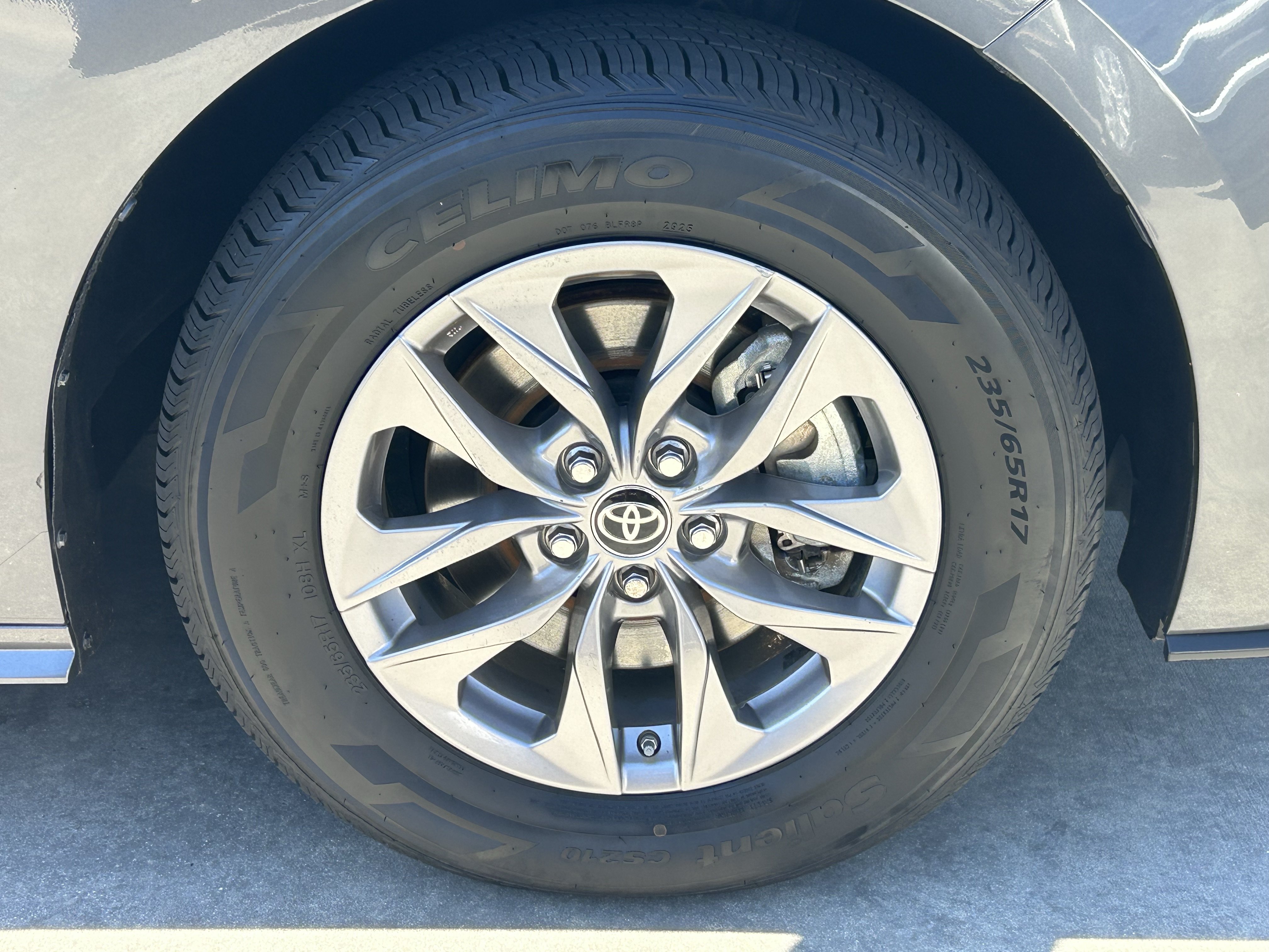 Certified 2025 Toyota Sienna XLE FWD image 8