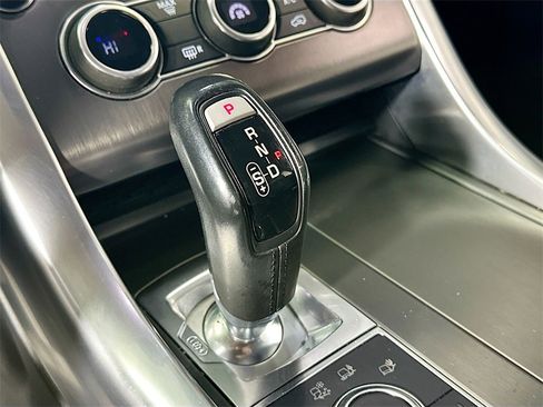 Used 2016 Land Rover Range Rover Sport SE image 18