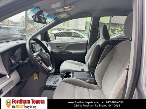 Used 2017 Toyota Sienna LE image 18