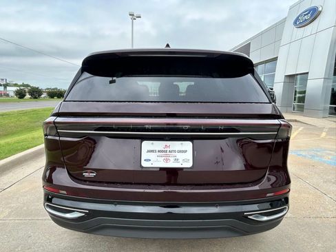 Used 2025 Lincoln Nautilus Premier AWD/4WD image 8