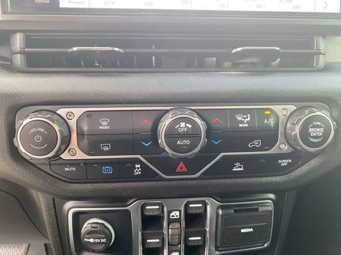 Used 2024 Jeep Wrangler Unlimited AWD/4WD image 24