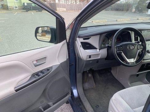 Used 2016 Toyota Sienna LE image 10