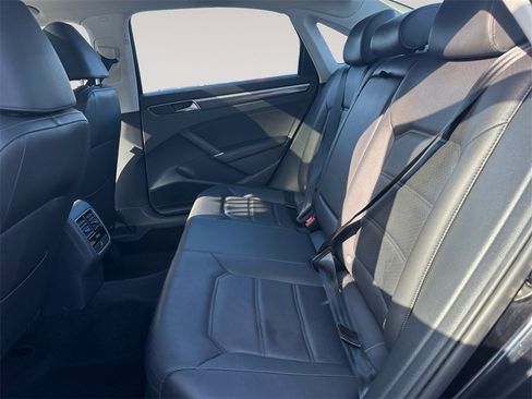 Used 2018 Volkswagen Passat 2.0T SE image 13