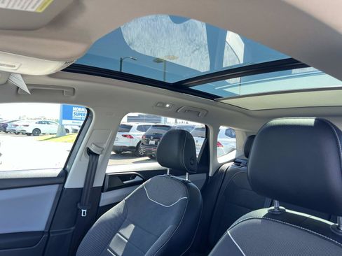 Used 2023 Volkswagen Taos SE w/ Panoramic Sunroof Package AWD/4WD image 19