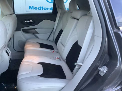 Used 2021 Jeep Cherokee Latitude Plus AWD/4WD image 13