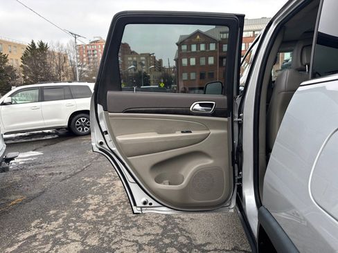 Used 2012 Jeep Grand Cherokee Laredo image 11