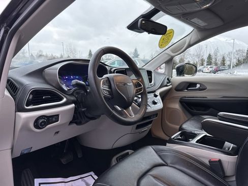 Used 2024 Chrysler Pacifica Select image 9