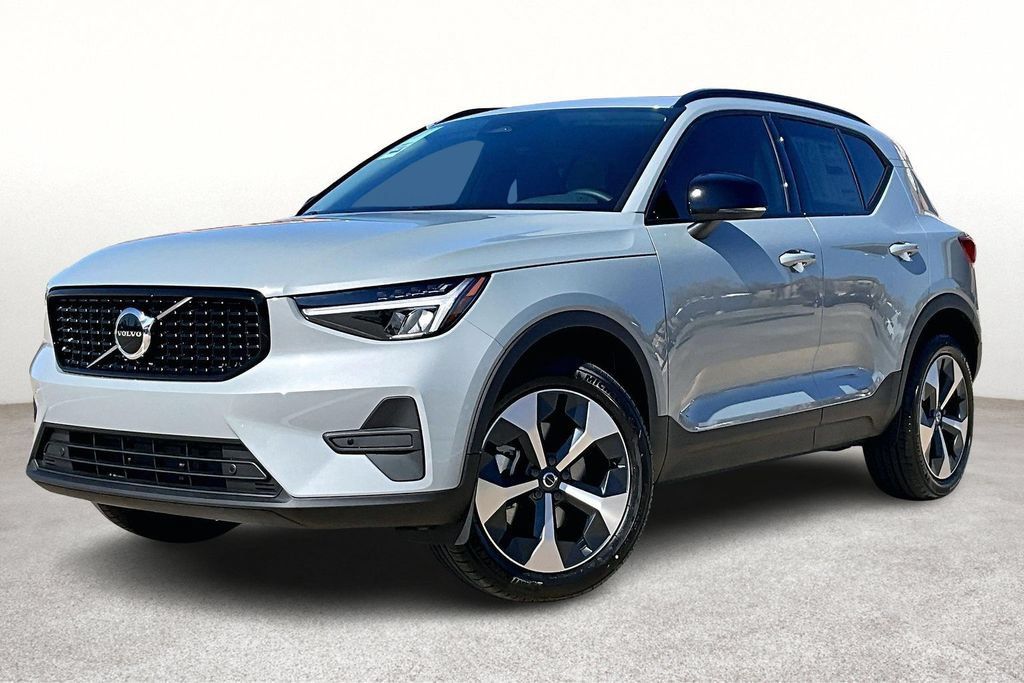 Used 2026 Volvo XC40 B4 Core FWD image 2