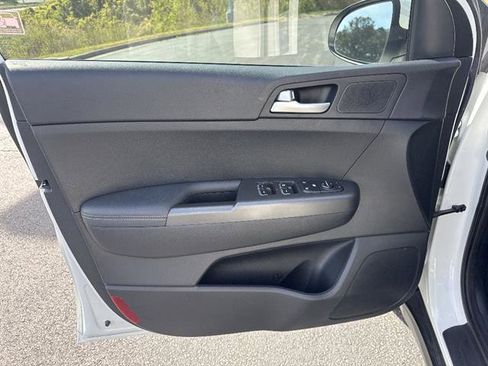 Used 2020 Kia Sportage LX image 7