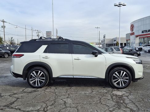 Used 2023 Nissan Pathfinder Platinum image 8