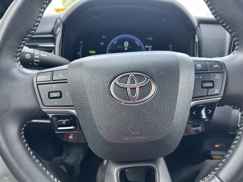 Used 2025 Toyota Camry SE FWD image 22