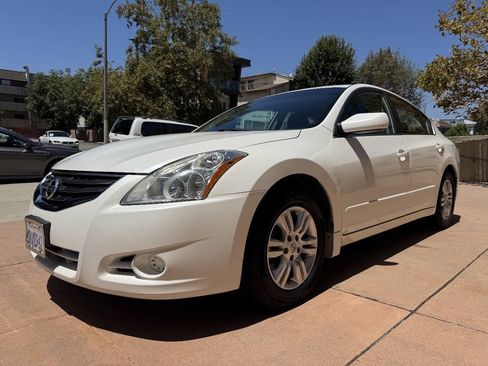 Used 2011 Nissan Altima 2.5 S w/ Convenience Pkg FWD image 2