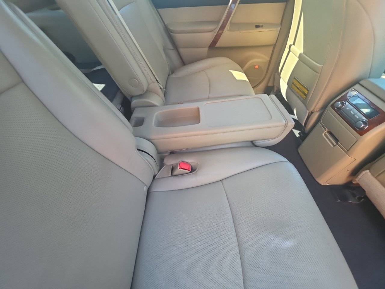 Used 2012 Toyota Highlander Limited w/ Tow Pkg AWD/4WD image 27