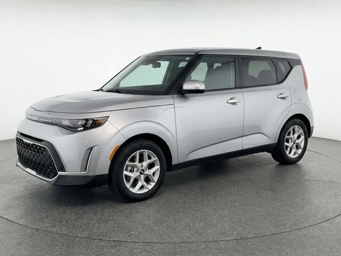 Used 2025 Kia Soul LX w/ LX Technology Package FWD image 3