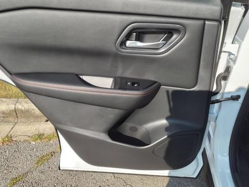 Certified 2025 Nissan Rogue SV AWD/4WD image 9