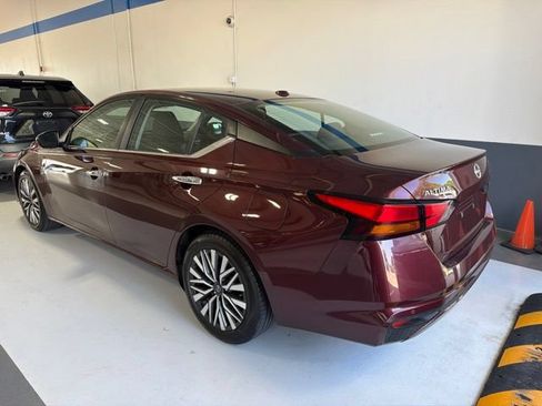 Used 2024 Nissan Altima 2.5 SV FWD image 2
