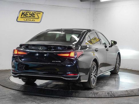 Used 2024 Lexus ES 300h w/ Premium Package FWD image 4
