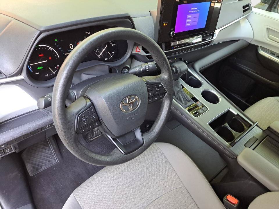 Used 2025 Toyota Sienna LE AWD/4WD image 12