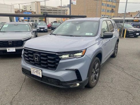 Certified 2025 Honda Pilot Sport image 1