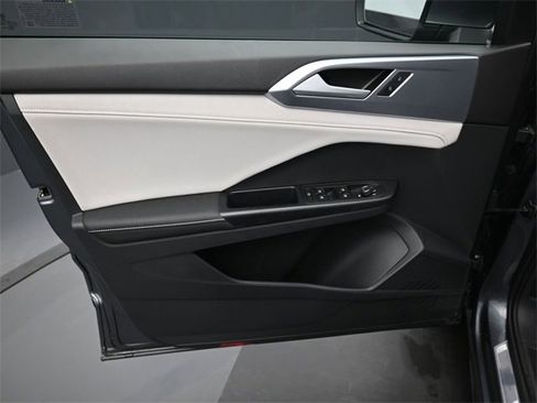Certified 2025 Volkswagen Taos SE image 11