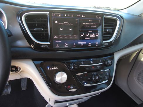 Used 2022 Chrysler Pacifica Touring-L image 19