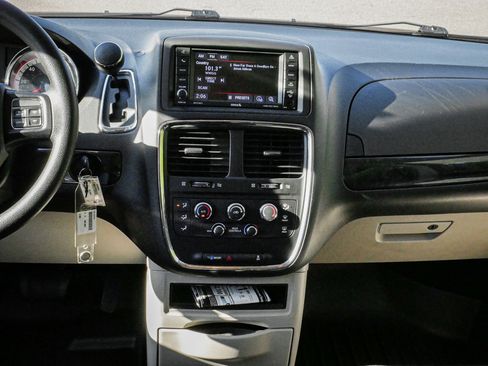 Used 2019 Dodge Grand Caravan SE w/ UConnect Hands-Free Group image 28