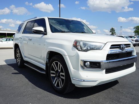 Used 2020 Toyota 4Runner SR5 Sport Utility image 7