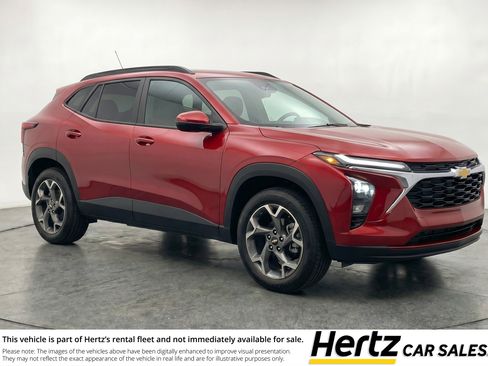 Used 2025 Chevrolet Trax LT FWD image 1