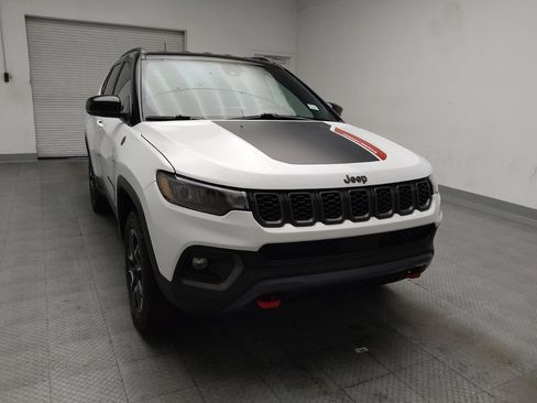 Used 2025 Jeep Compass Trailhawk AWD/4WD image 14