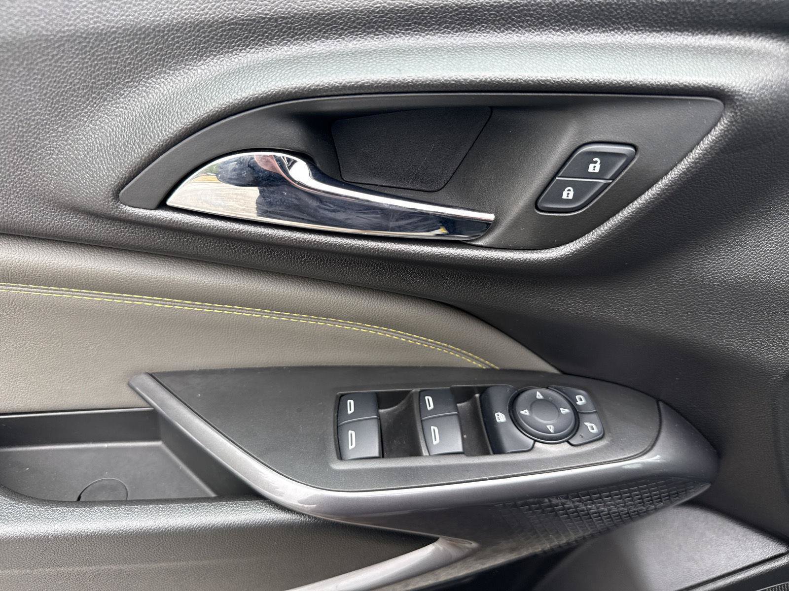 Used 2025 Chevrolet Trax ACTIV w/ Sunroof Package FWD image 16