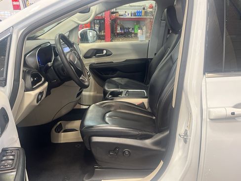 Used 2023 Chrysler Pacifica Touring-L FWD image 13