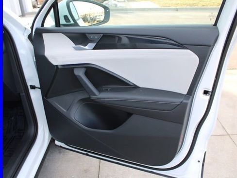 Used 2025 Volkswagen Tiguan SE image 22